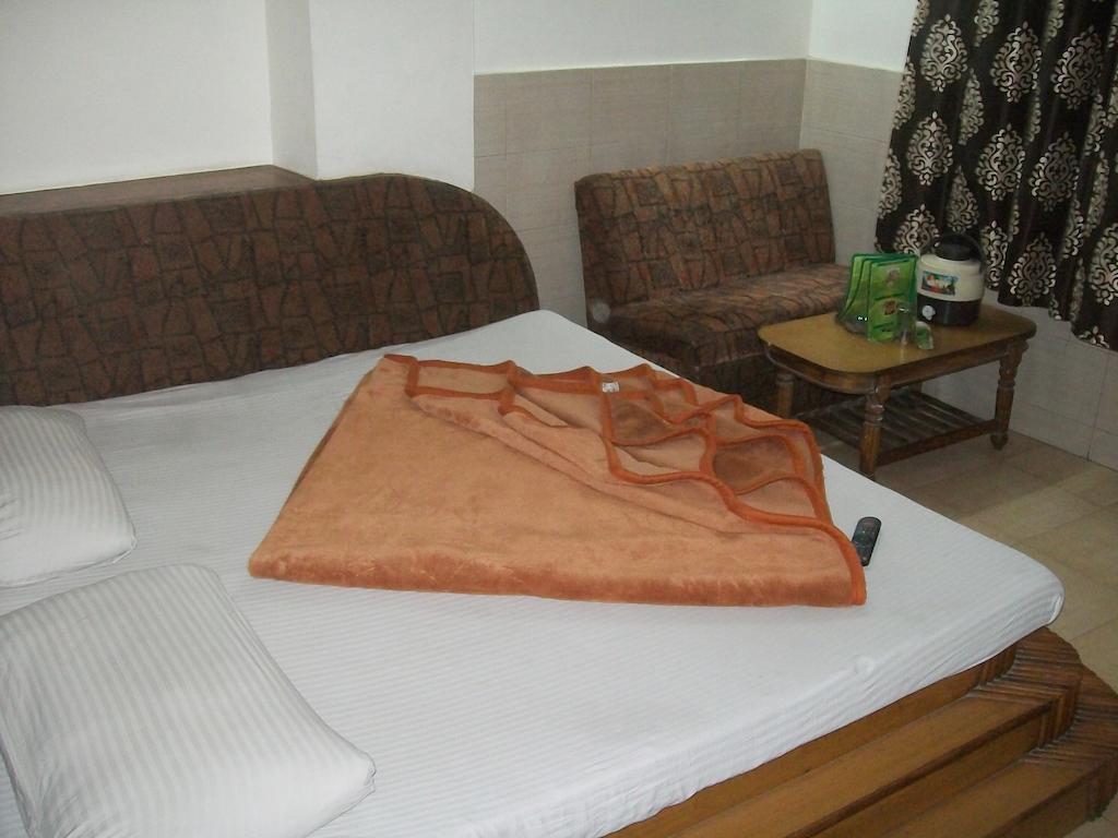 Hotel Milan Continental Делхи Екстериор снимка