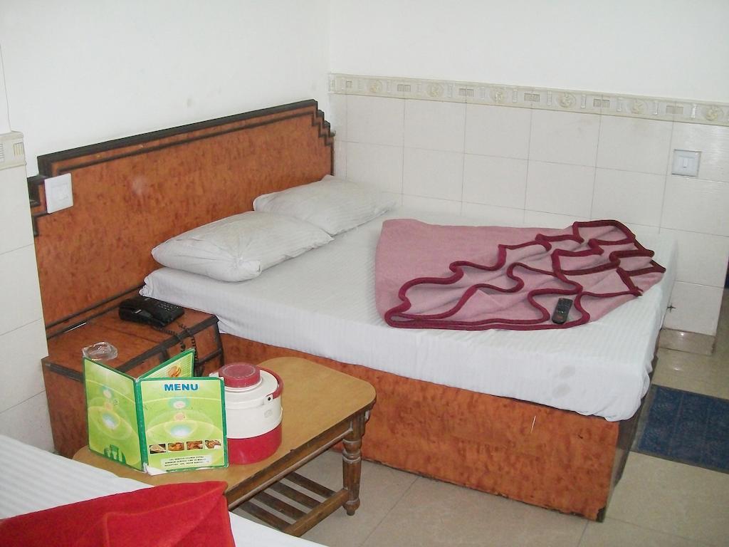 Hotel Milan Continental Делхи Екстериор снимка