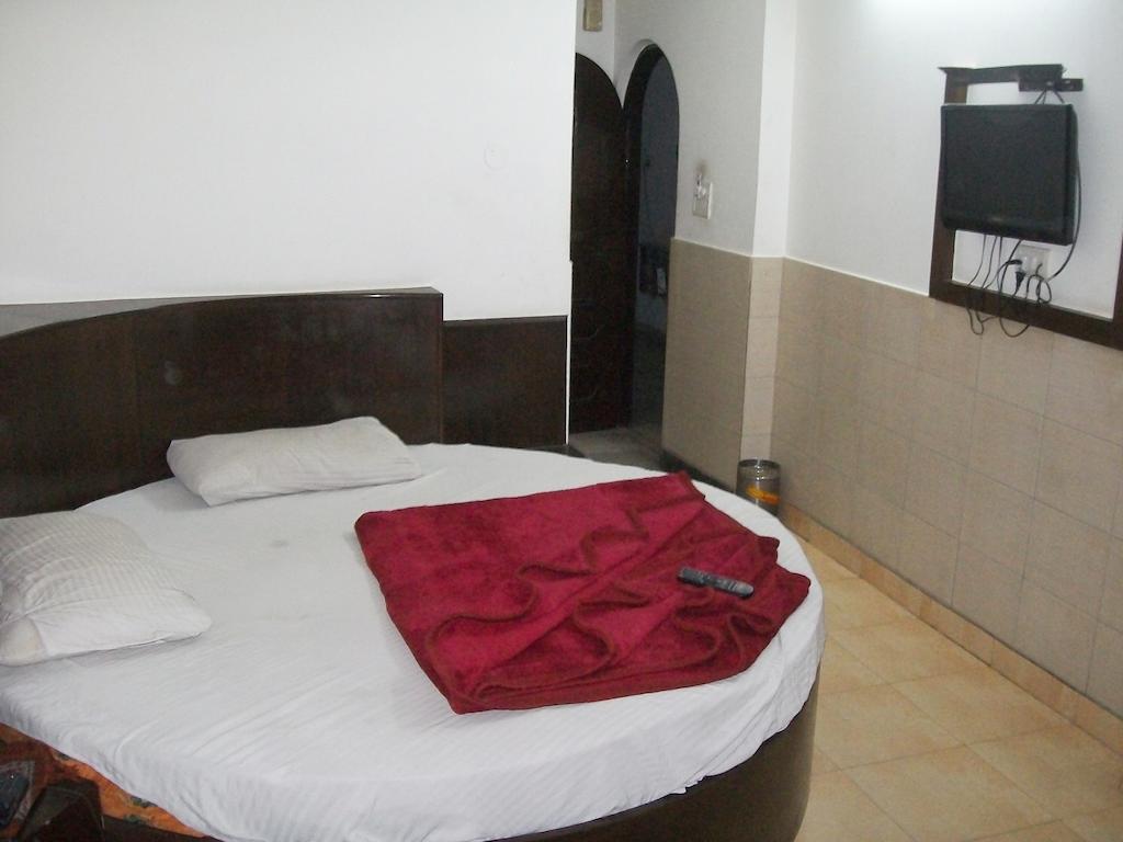 Hotel Milan Continental Делхи Екстериор снимка