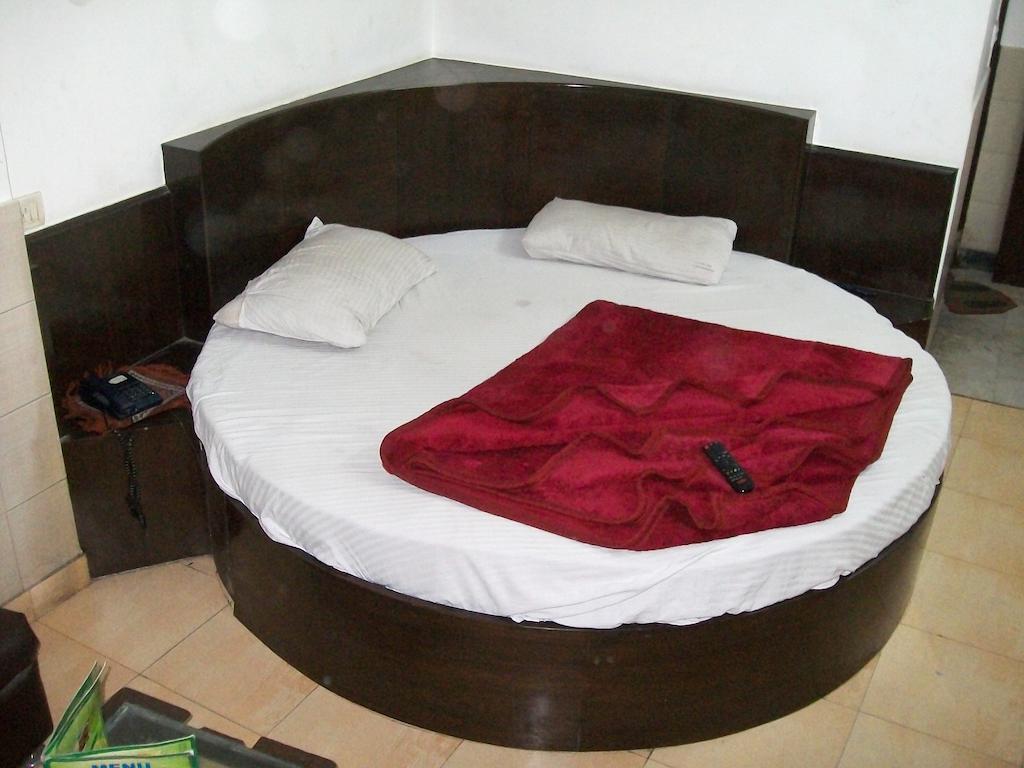 Hotel Milan Continental Делхи Екстериор снимка