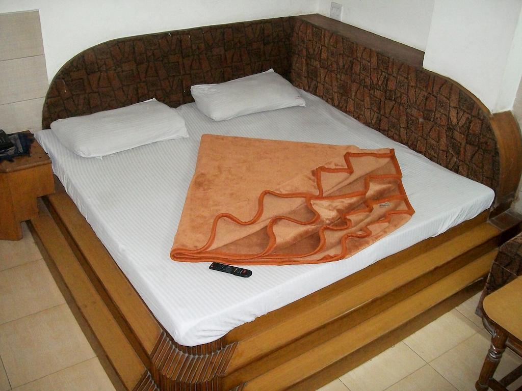 Hotel Milan Continental Делхи Стая снимка